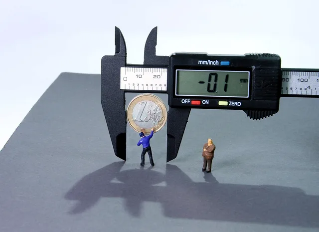 calipers, minus interest, miniature figures, 1 euro, money, devaluation, digital, millimeter, minus, inflation, review, calliper, measuring technology, interest charges, precision, interest rate, currency, coin, purchasing power, worth, monetary value, security, miniature, creative, model construction figure, inflation, inflation, interest rate, interest rate, interest rate, interest rate, interest rate. Så förändras konsumentbeteendet vid inflation och ränteläge